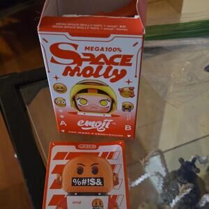 Pop Mart MEGA SPACE MOLLY 100% Emoji Series Molly Collectible Figure